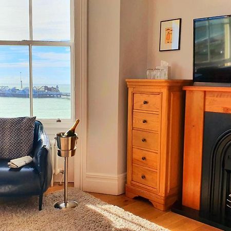 อะ รูม วิธ อะ วิว โฮเต็ล Hotel Brighton ภายนอก รูปภาพ The view from the living room