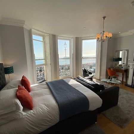 อะ รูม วิธ อะ วิว โฮเต็ล Hotel Brighton ภายนอก รูปภาพ A bedroom at the hotel