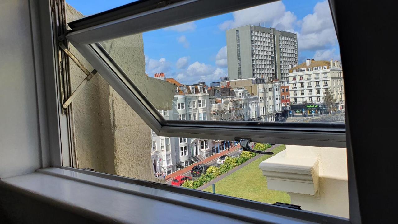 อะ รูม วิธ อะ วิว โฮเต็ล Hotel Brighton ภายนอก รูปภาพ A window in Brussels