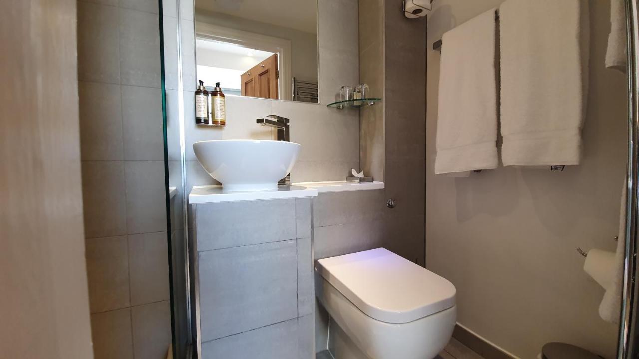 อะ รูม วิธ อะ วิว โฮเต็ล Hotel Brighton ภายนอก รูปภาพ A wet room in a hotel