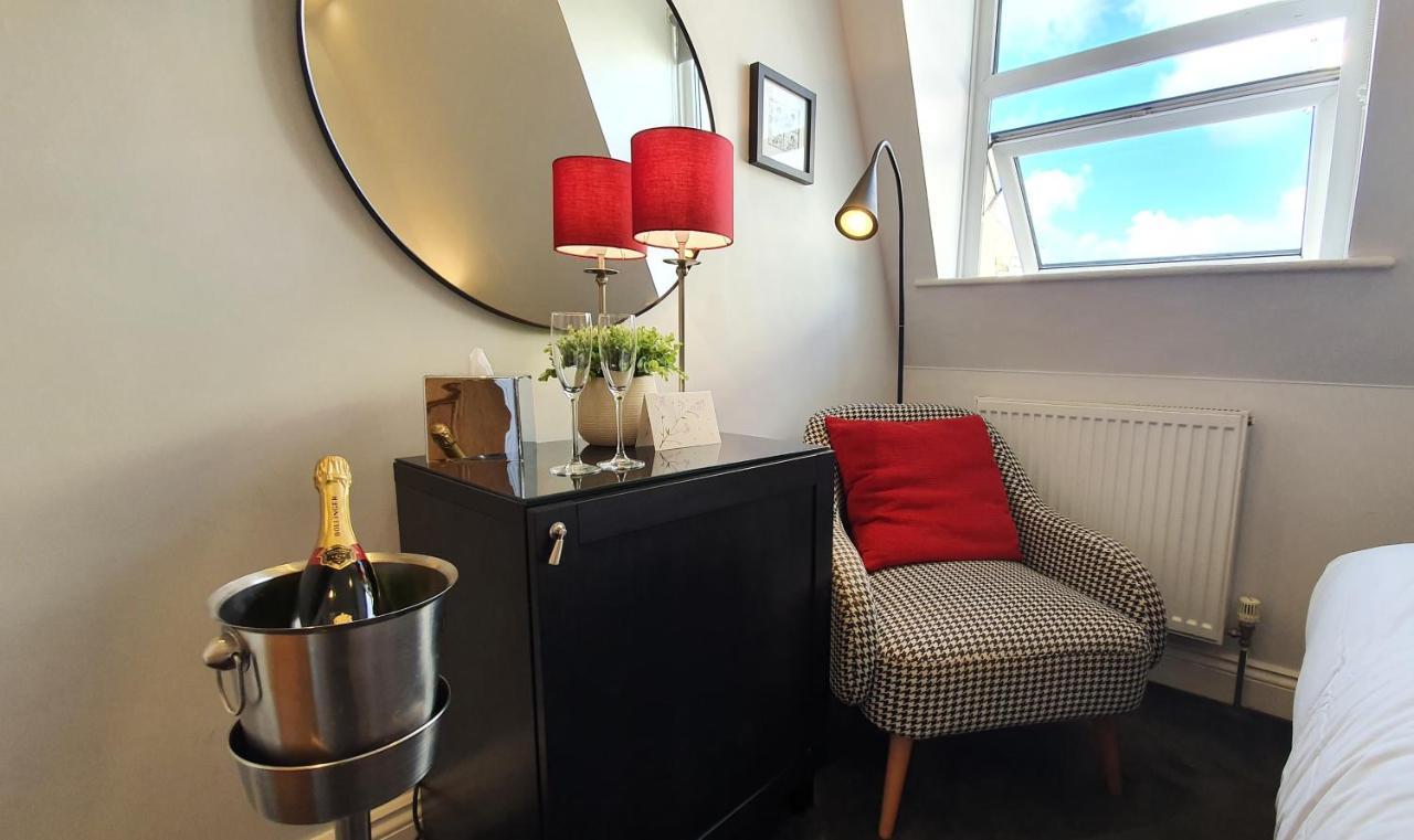 อะ รูม วิธ อะ วิว โฮเต็ล Hotel Brighton ภายนอก รูปภาพ A wine cooler