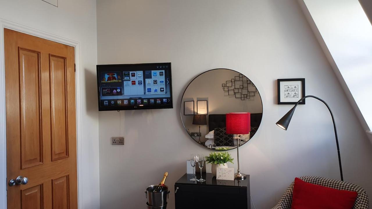 อะ รูม วิธ อะ วิว โฮเต็ล Hotel Brighton ภายนอก รูปภาพ A television mounted on a wall