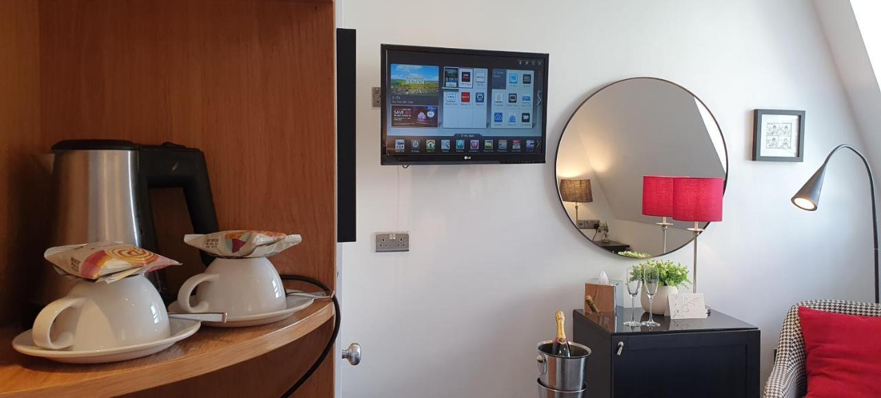 อะ รูม วิธ อะ วิว โฮเต็ล Hotel Brighton ภายนอก รูปภาพ A television with a built-in DVD player