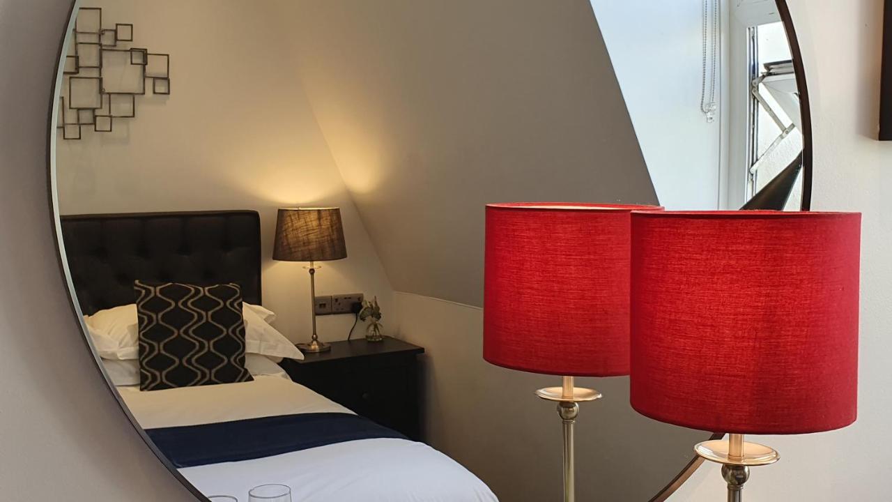อะ รูม วิธ อะ วิว โฮเต็ล Hotel Brighton ภายนอก รูปภาพ A bedroom at the hotel