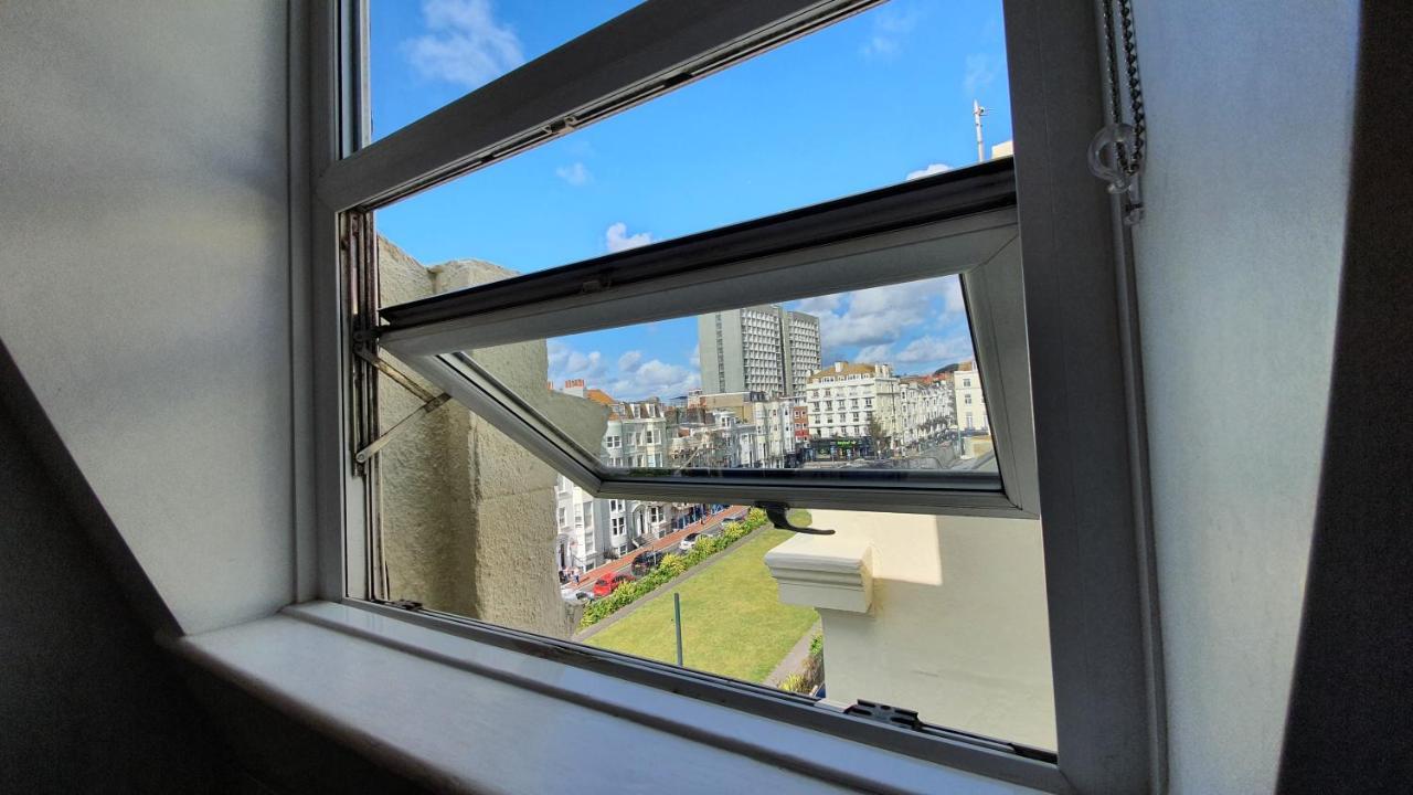 อะ รูม วิธ อะ วิว โฮเต็ล Hotel Brighton ภายนอก รูปภาพ A fully open fully reversible window