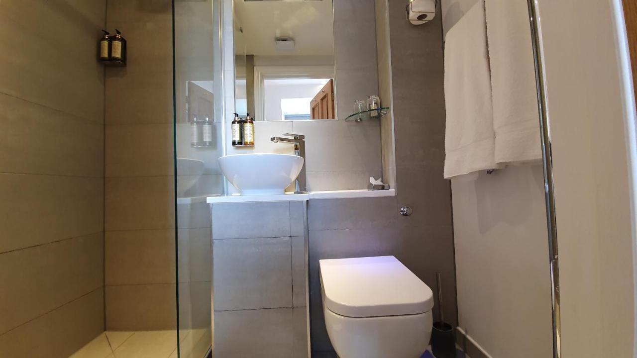 อะ รูม วิธ อะ วิว โฮเต็ล Hotel Brighton ภายนอก รูปภาพ A wet room