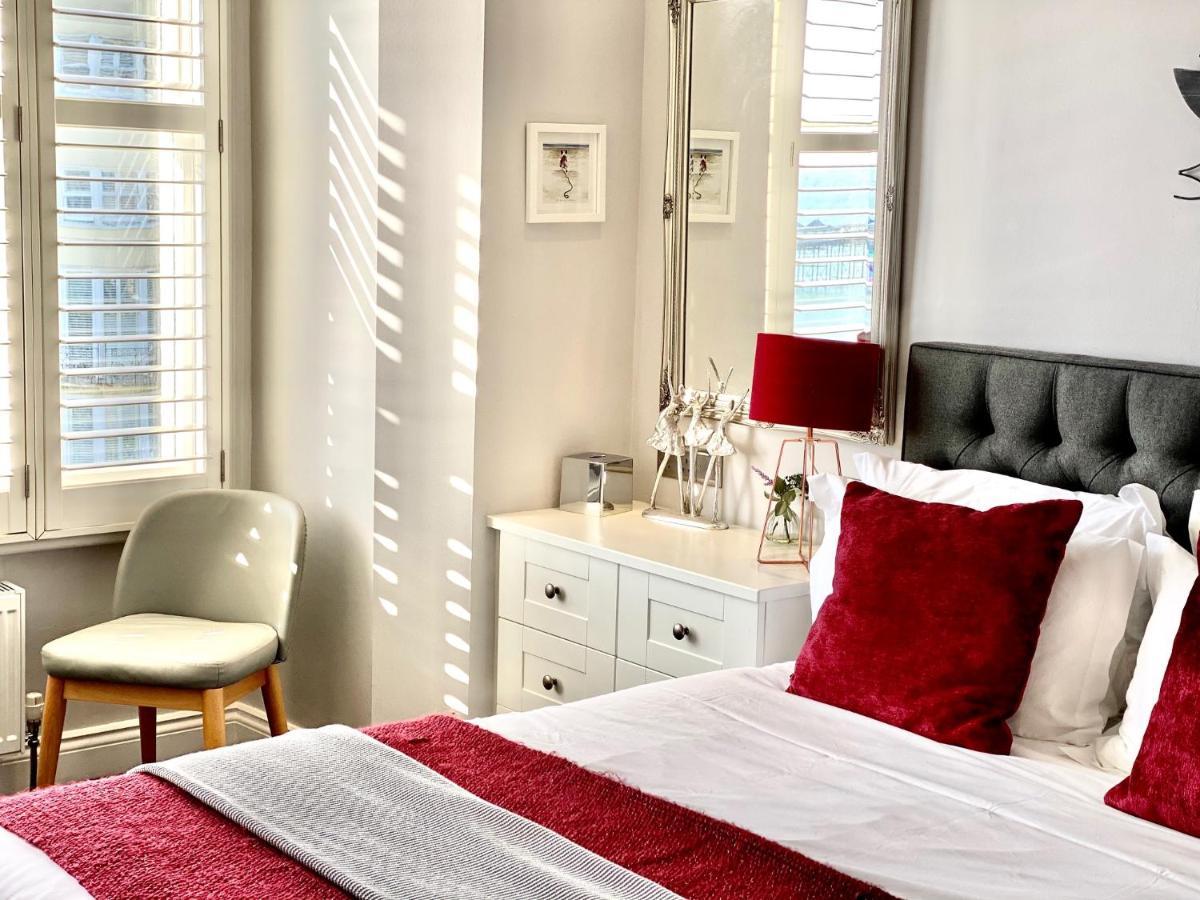 อะ รูม วิธ อะ วิว โฮเต็ล Hotel Brighton ภายนอก รูปภาพ A bedroom at the hotel
