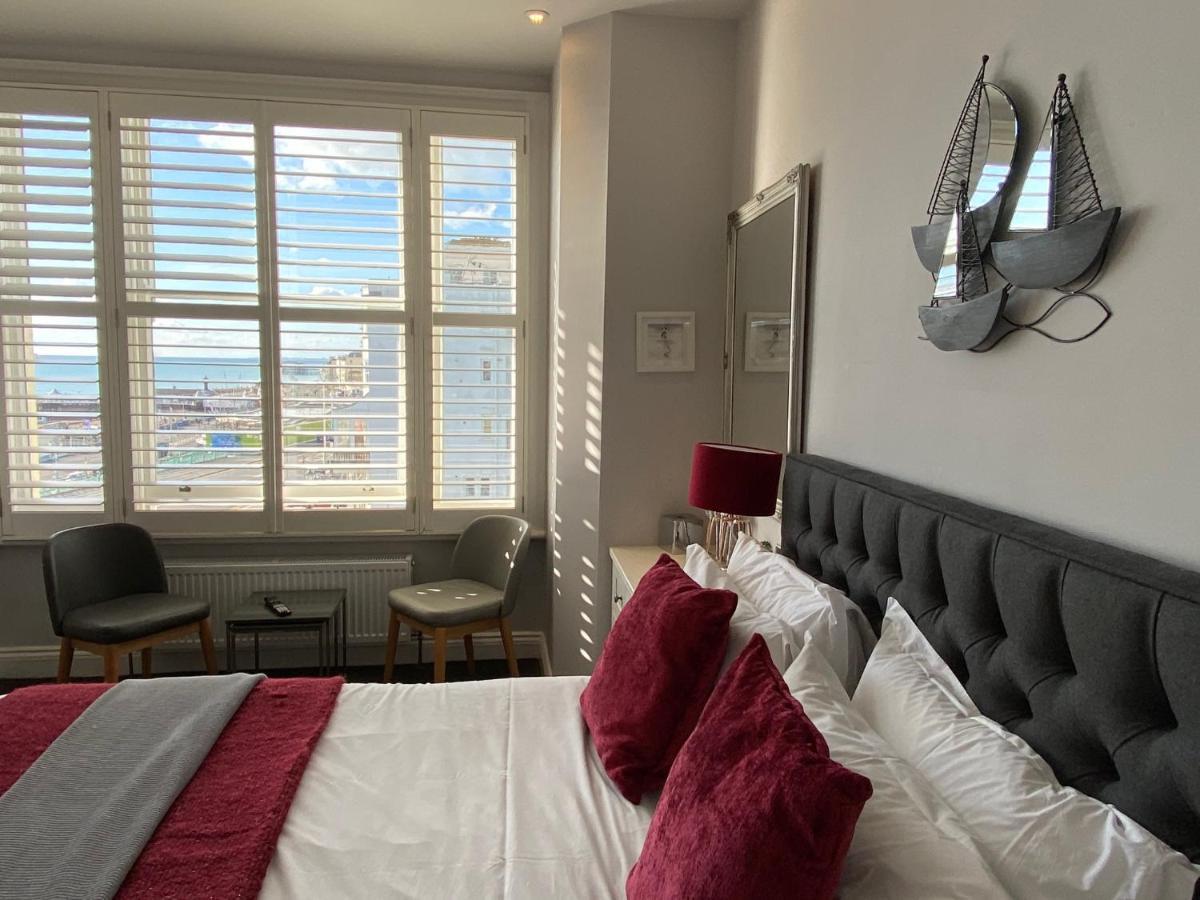 อะ รูม วิธ อะ วิว โฮเต็ล Hotel Brighton ภายนอก รูปภาพ A bedroom at the hotel