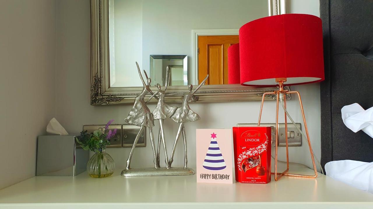 อะ รูม วิธ อะ วิว โฮเต็ล Hotel Brighton ภายนอก รูปภาพ A Lindt Christmas tree