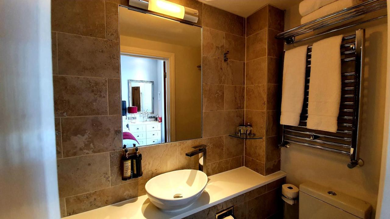 อะ รูม วิธ อะ วิว โฮเต็ล Hotel Brighton ภายนอก รูปภาพ Bathroom mirror