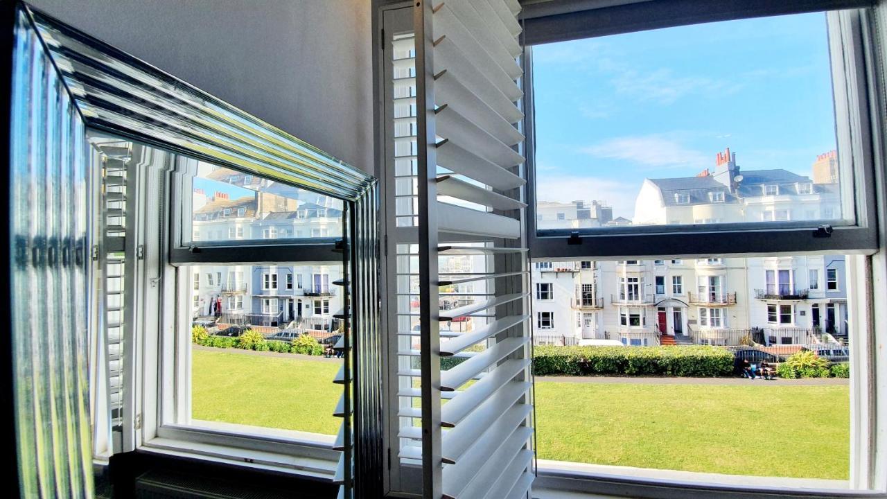 อะ รูม วิธ อะ วิว โฮเต็ล Hotel Brighton ภายนอก รูปภาพ A window with louvres