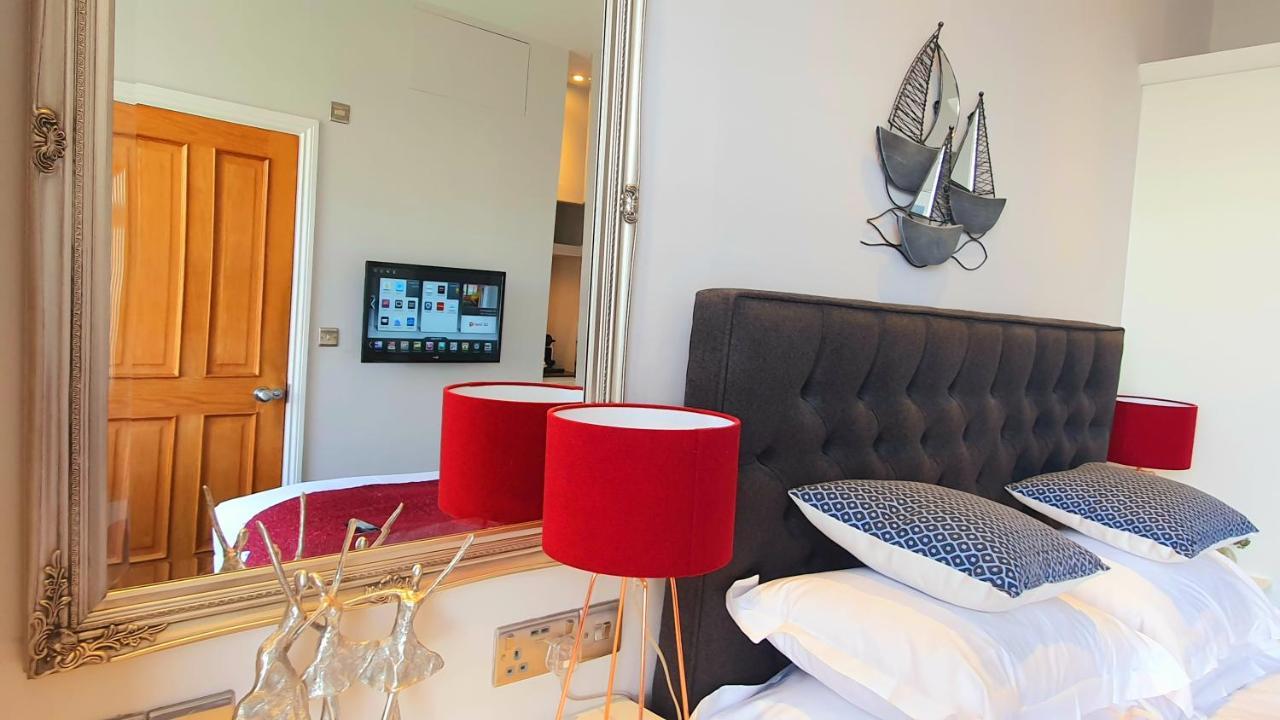 อะ รูม วิธ อะ วิว โฮเต็ล Hotel Brighton ภายนอก รูปภาพ A guest room at the hotel