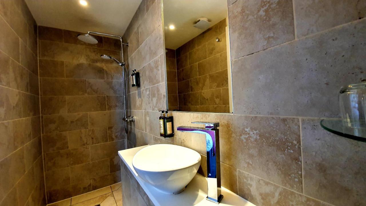 อะ รูม วิธ อะ วิว โฮเต็ล Hotel Brighton ภายนอก รูปภาพ Bathroom