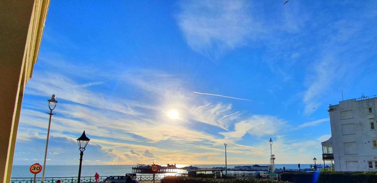 อะ รูม วิธ อะ วิว โฮเต็ล Hotel Brighton ภายนอก รูปภาพ Sunset at the end of the pier
