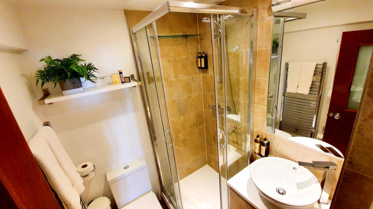 อะ รูม วิธ อะ วิว โฮเต็ล Hotel Brighton ภายนอก รูปภาพ A shower cubicle