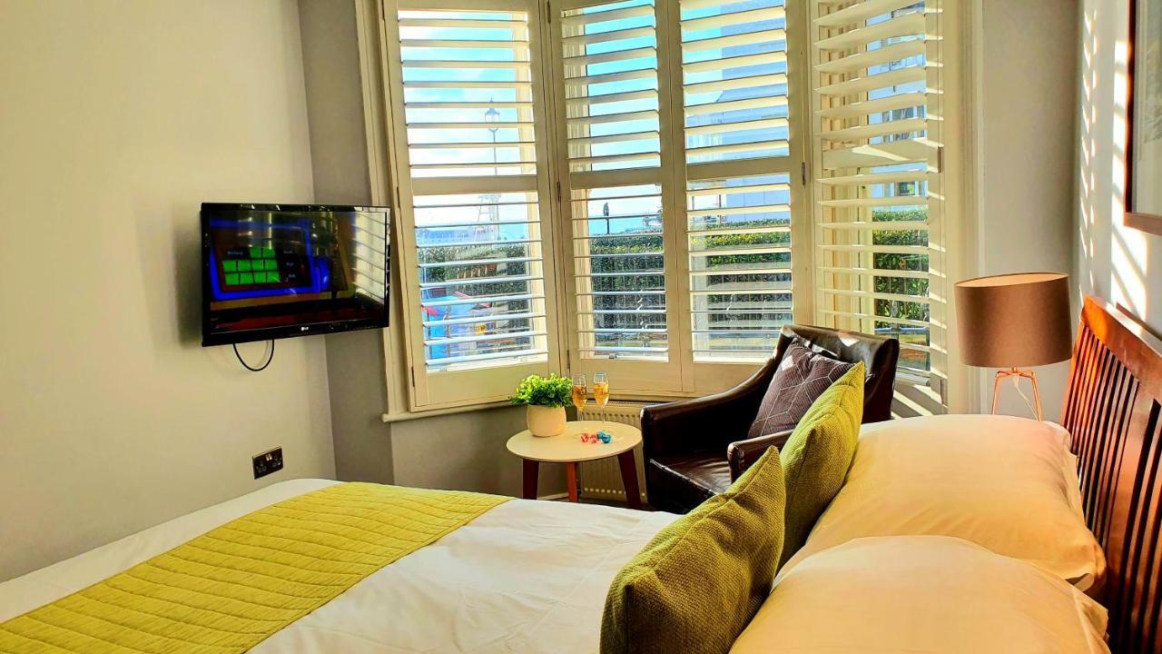 อะ รูม วิธ อะ วิว โฮเต็ล Hotel Brighton ภายนอก รูปภาพ A room at the hotel