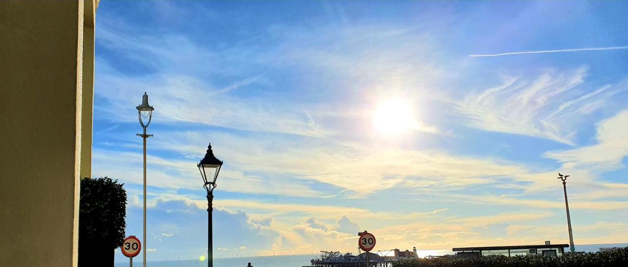 อะ รูม วิธ อะ วิว โฮเต็ล Hotel Brighton ภายนอก รูปภาพ The sun at noon