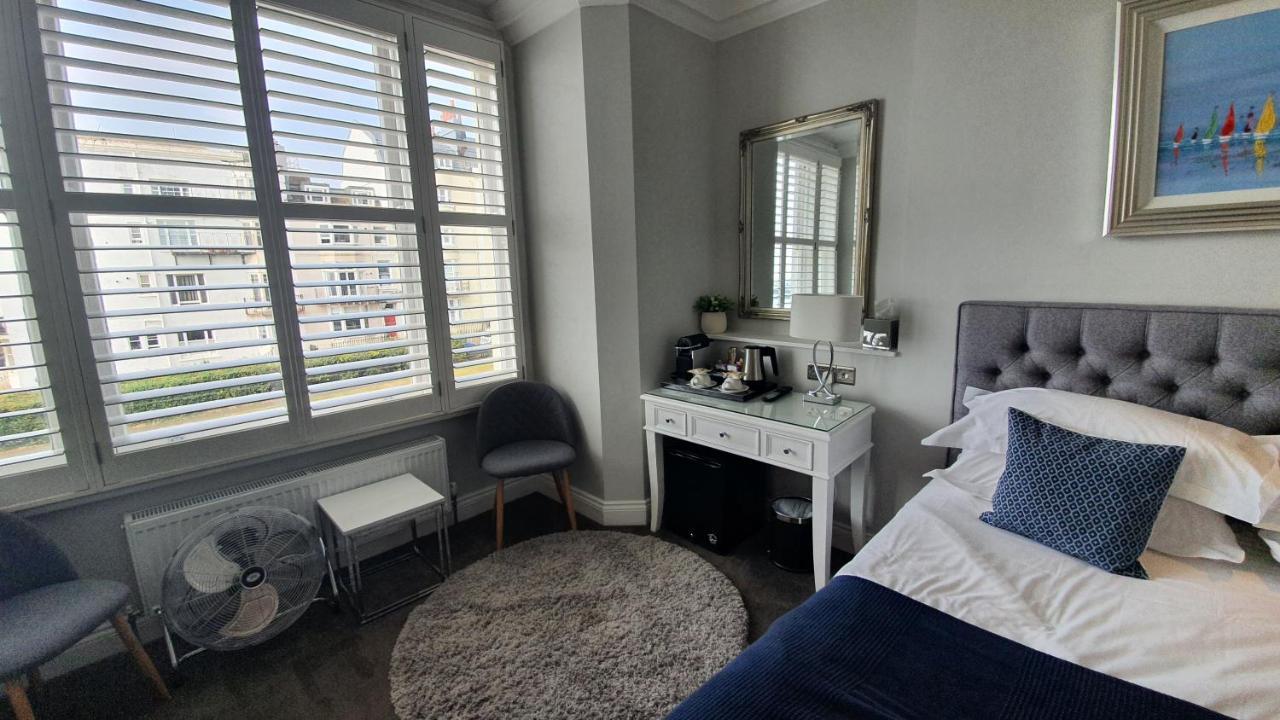 อะ รูม วิธ อะ วิว โฮเต็ล Hotel Brighton ภายนอก รูปภาพ A room at the hotel