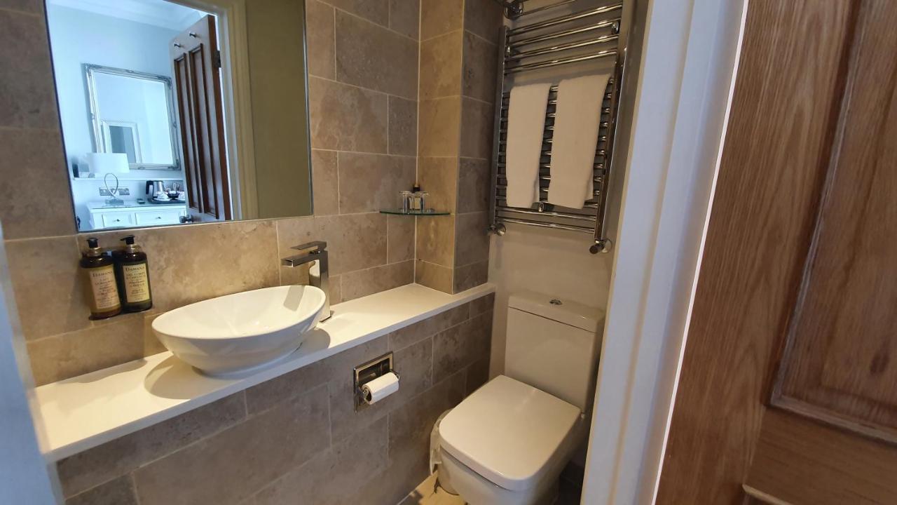 อะ รูม วิธ อะ วิว โฮเต็ล Hotel Brighton ภายนอก รูปภาพ A modern bathroom