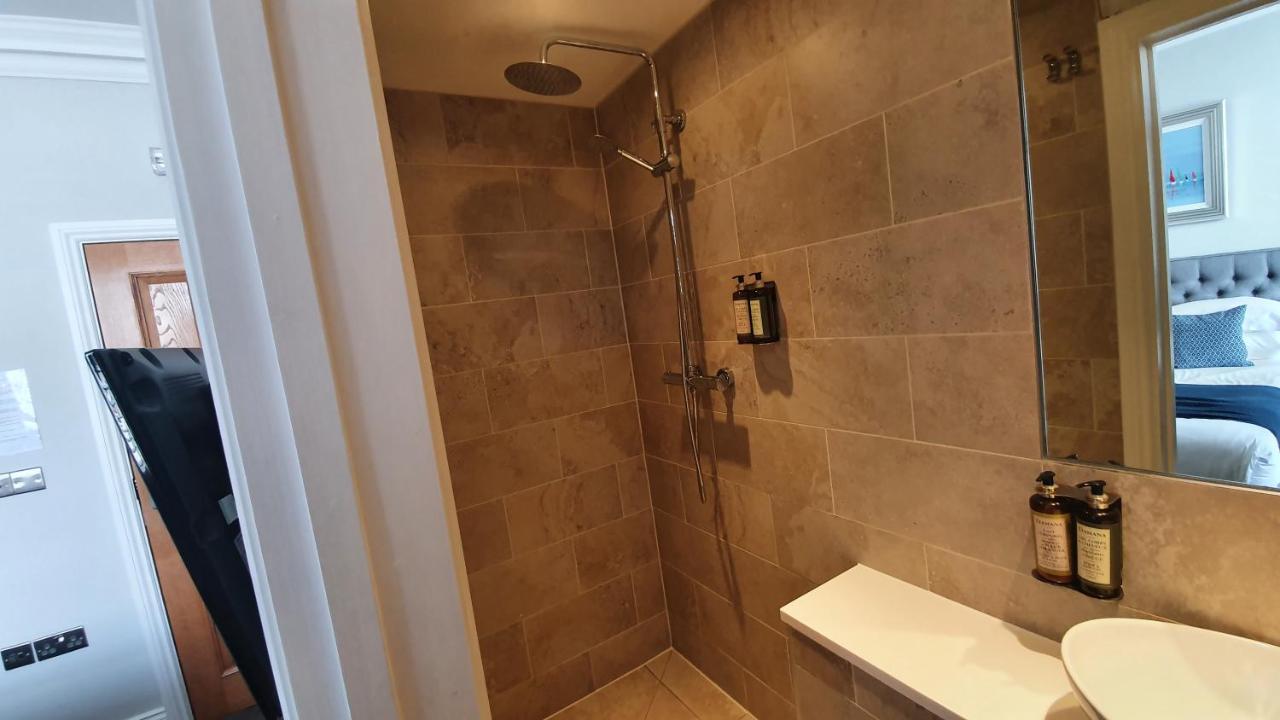 อะ รูม วิธ อะ วิว โฮเต็ล Hotel Brighton ภายนอก รูปภาพ A shower cubicle