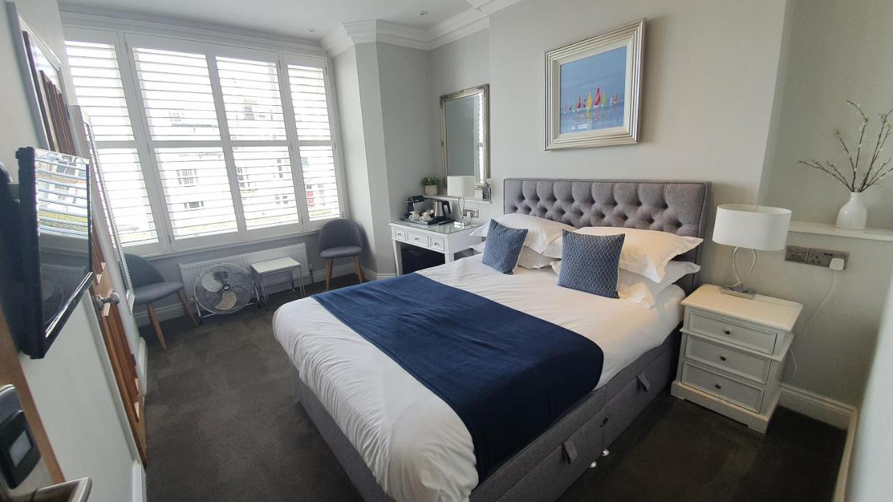 อะ รูม วิธ อะ วิว โฮเต็ล Hotel Brighton ภายนอก รูปภาพ A bedroom at the hotel