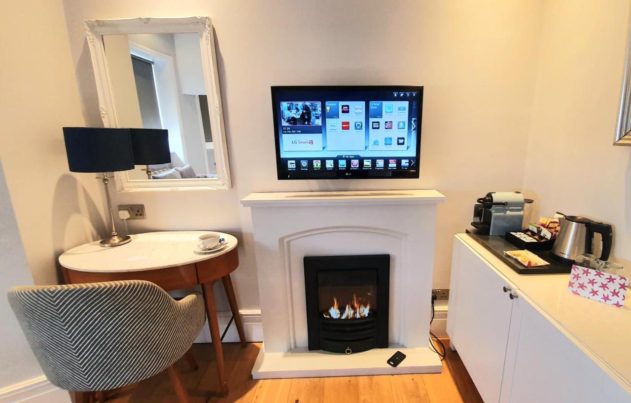 อะ รูม วิธ อะ วิว โฮเต็ล Hotel Brighton ภายนอก รูปภาพ A fireplace with a bioethanol burner