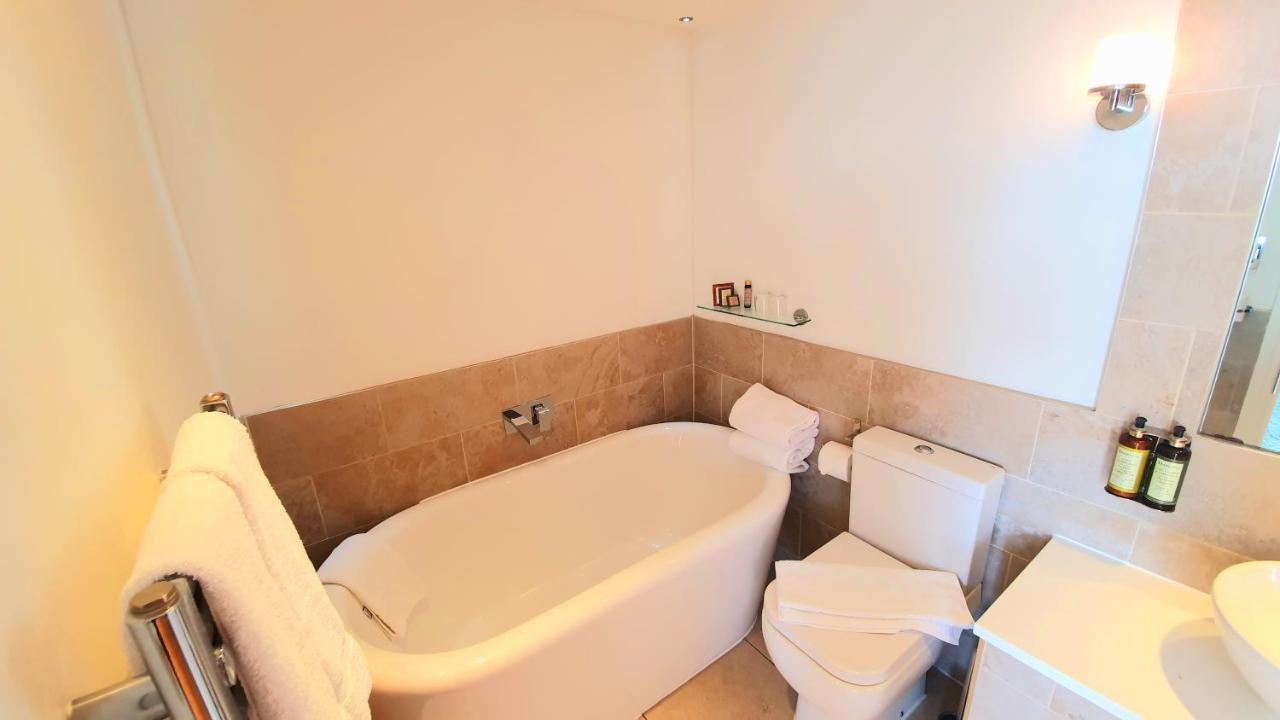 อะ รูม วิธ อะ วิว โฮเต็ล Hotel Brighton ภายนอก รูปภาพ A modern Japanese bathroom