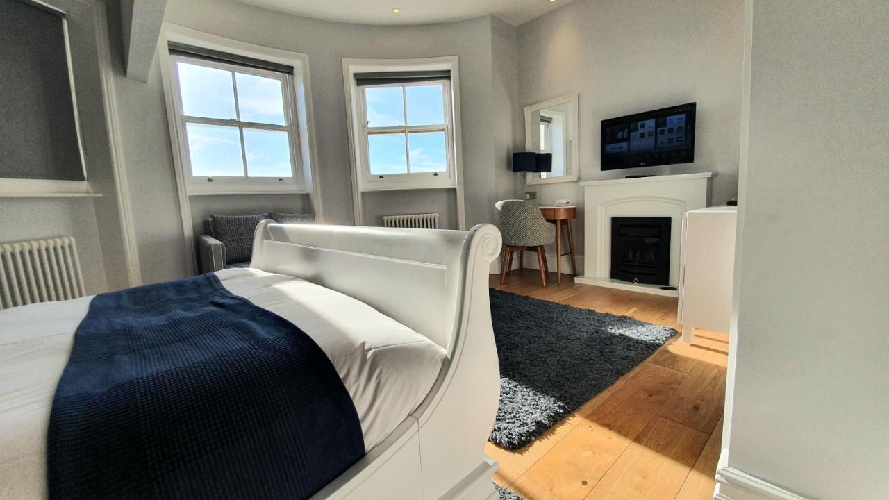 อะ รูม วิธ อะ วิว โฮเต็ล Hotel Brighton ภายนอก รูปภาพ The bedroom at 106 Harley Street