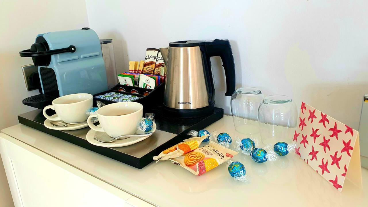 อะ รูม วิธ อะ วิว โฮเต็ล Hotel Brighton ภายนอก รูปภาพ A kettle in a hotel room