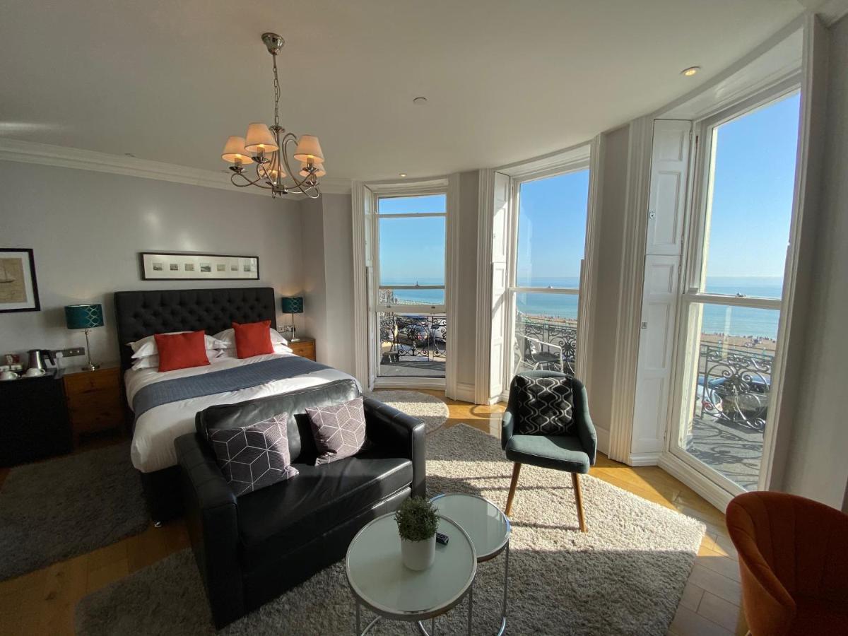 อะ รูม วิธ อะ วิว โฮเต็ล Hotel Brighton ภายนอก รูปภาพ A bedroom at the hotel