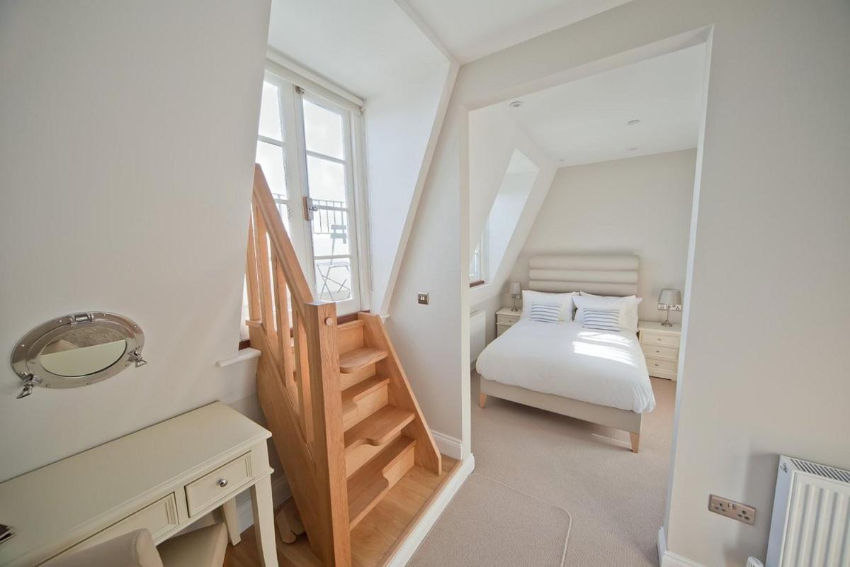 อะ รูม วิธ อะ วิว โฮเต็ล Hotel Brighton ภายนอก รูปภาพ A bedroom at the hotel