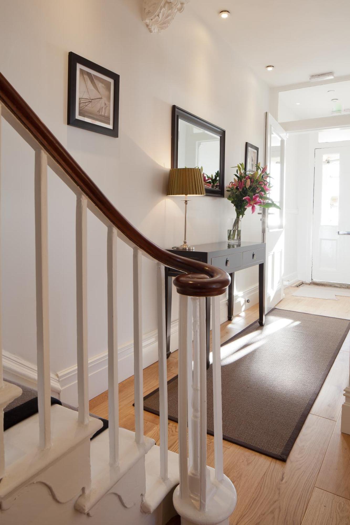 อะ รูม วิธ อะ วิว โฮเต็ล Hotel Brighton ภายนอก รูปภาพ A handrail