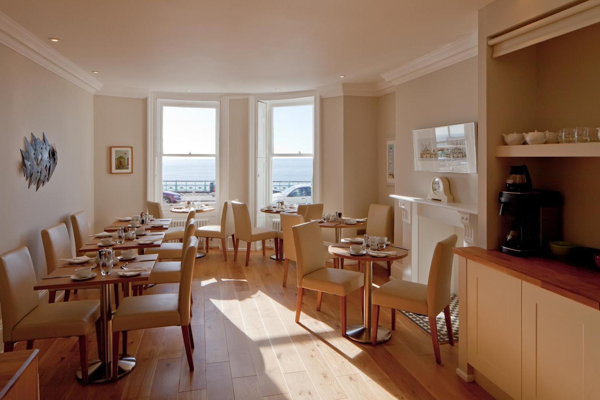 อะ รูม วิธ อะ วิว โฮเต็ล Hotel Brighton ภายนอก รูปภาพ The dining room at the hotel