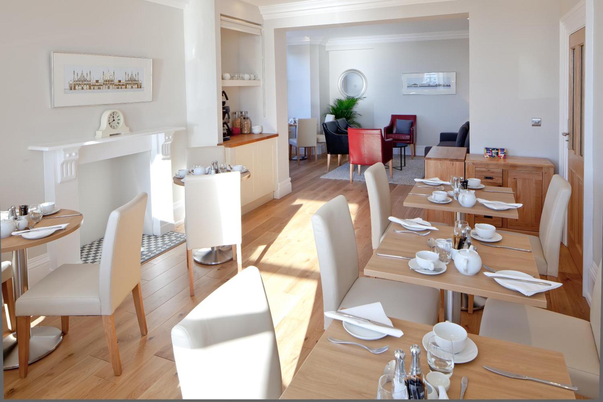 อะ รูม วิธ อะ วิว โฮเต็ล Hotel Brighton ภายนอก รูปภาพ The dining room at the hotel