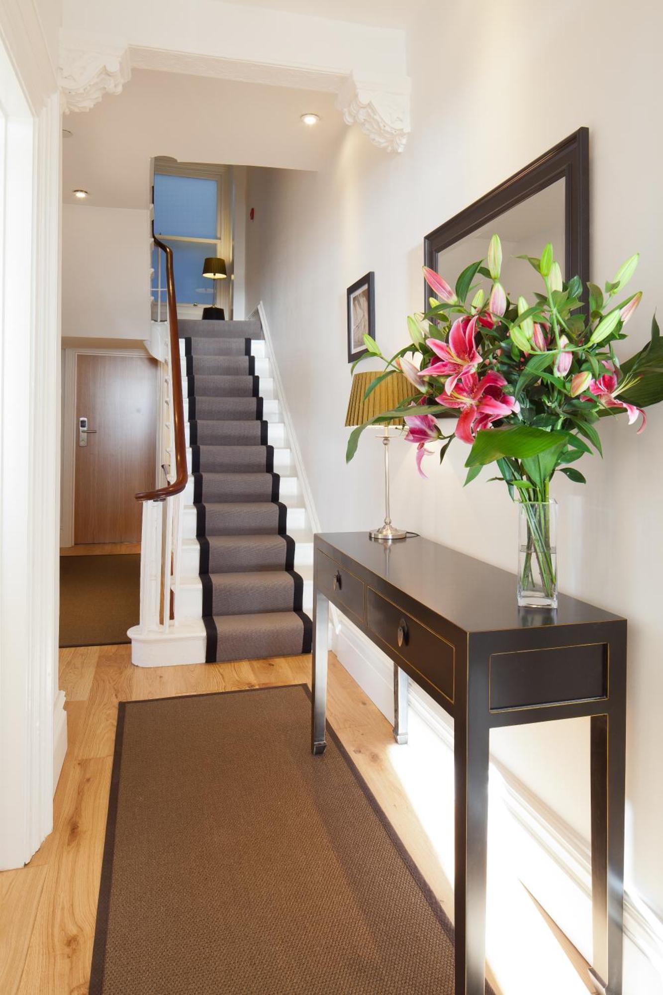 อะ รูม วิธ อะ วิว โฮเต็ล Hotel Brighton ภายนอก รูปภาพ A modern console table