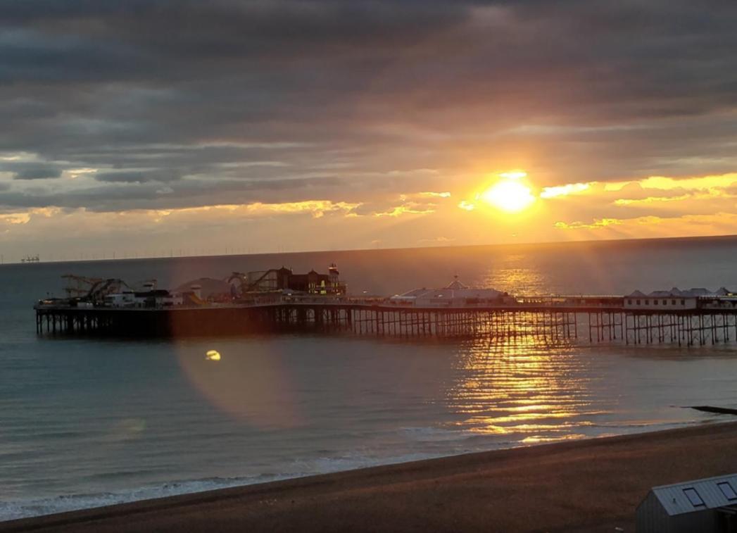 อะ รูม วิธ อะ วิว โฮเต็ล Hotel Brighton ห้อง รูปภาพ The pier at sunset