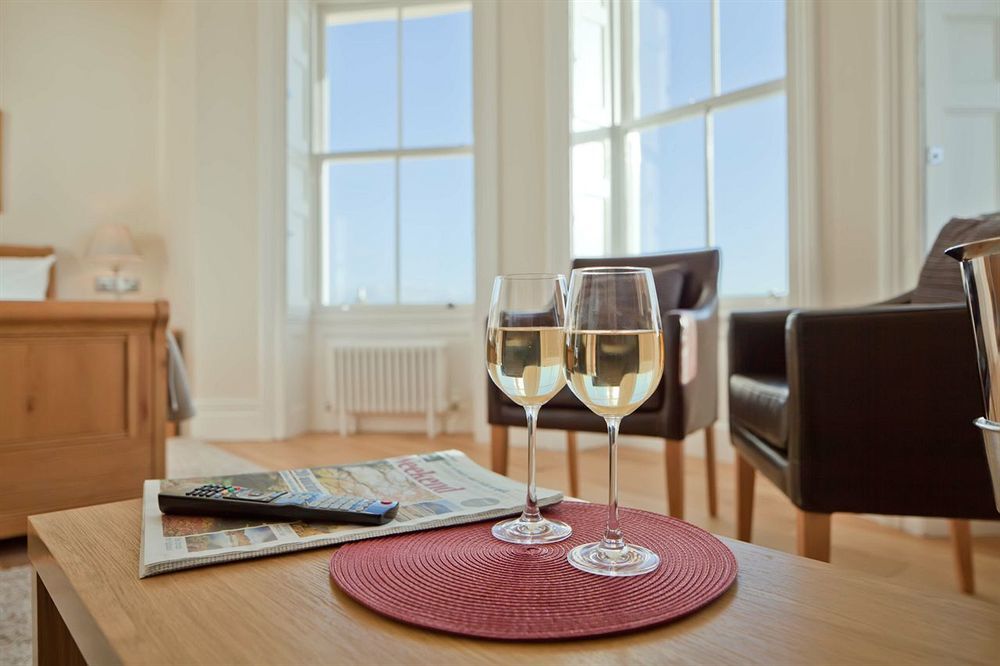 อะ รูม วิธ อะ วิว โฮเต็ล Hotel Brighton ภายนอก รูปภาพ A placemat