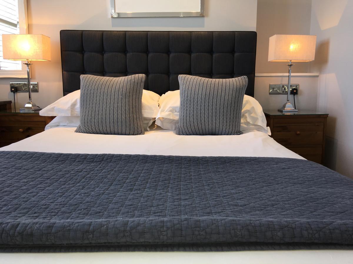 อะ รูม วิธ อะ วิว โฮเต็ล Hotel Brighton ภายนอก รูปภาพ A bed with a throw