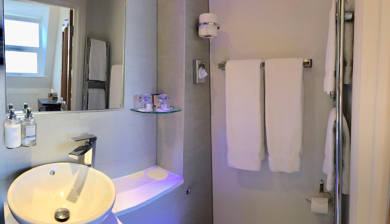 อะ รูม วิธ อะ วิว โฮเต็ล Hotel Brighton ภายนอก รูปภาพ Bathroom