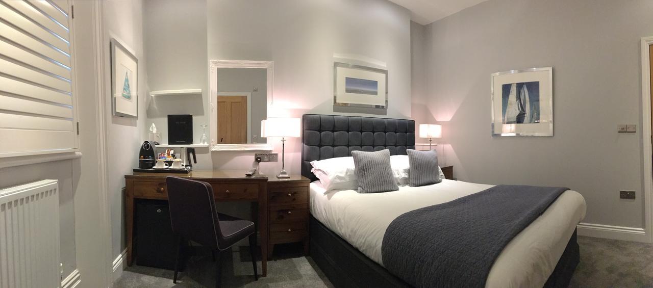 อะ รูม วิธ อะ วิว โฮเต็ล Hotel Brighton ภายนอก รูปภาพ A bedroom at the hotel