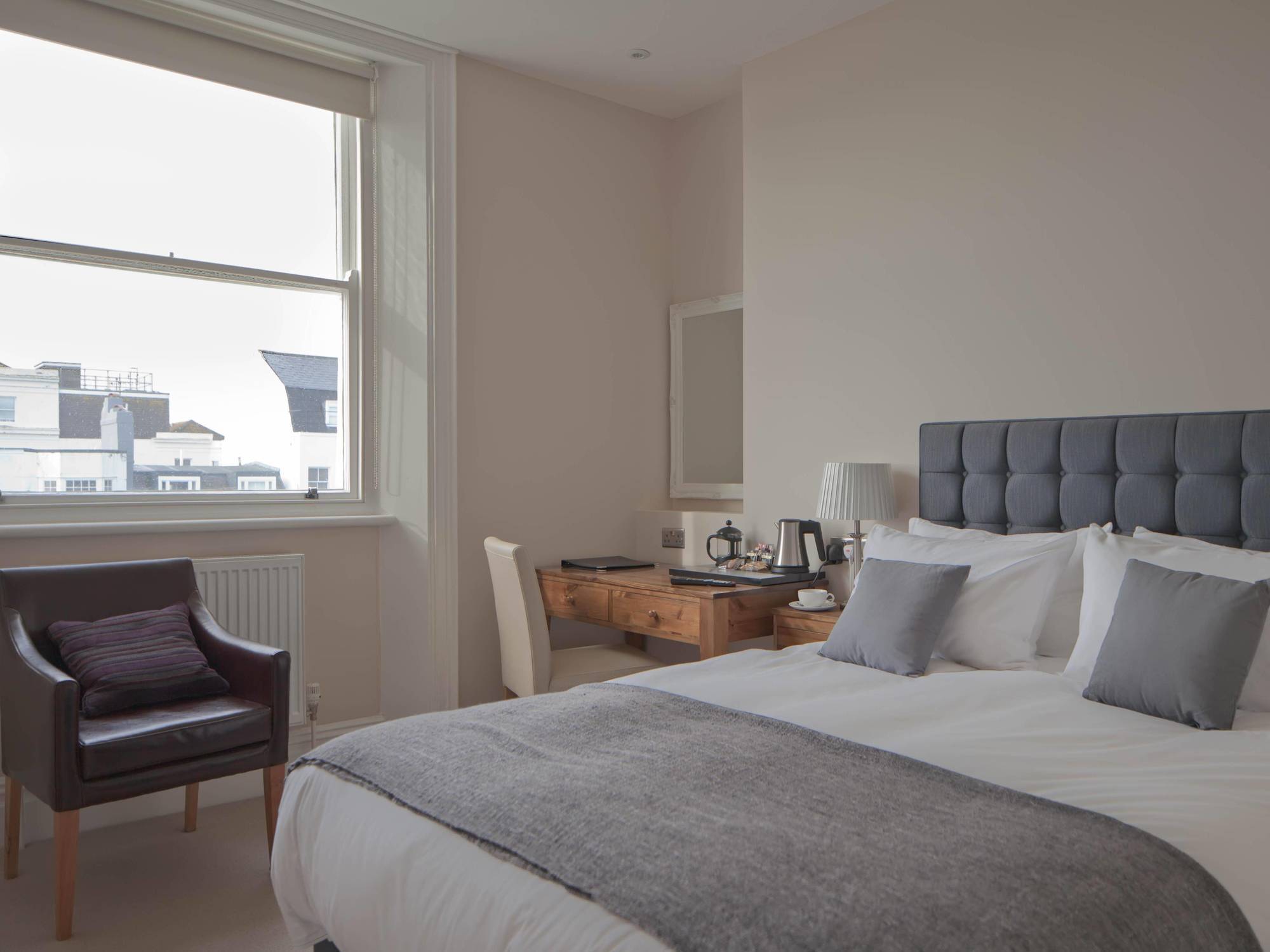 อะ รูม วิธ อะ วิว โฮเต็ล Hotel Brighton ภายนอก รูปภาพ A bedroom at the hotel