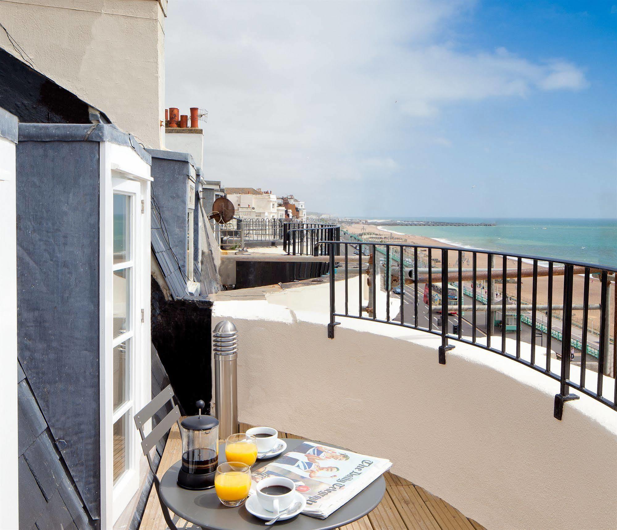 อะ รูม วิธ อะ วิว โฮเต็ล Hotel Brighton ภายนอก รูปภาพ The balcony of a suite at the hotel