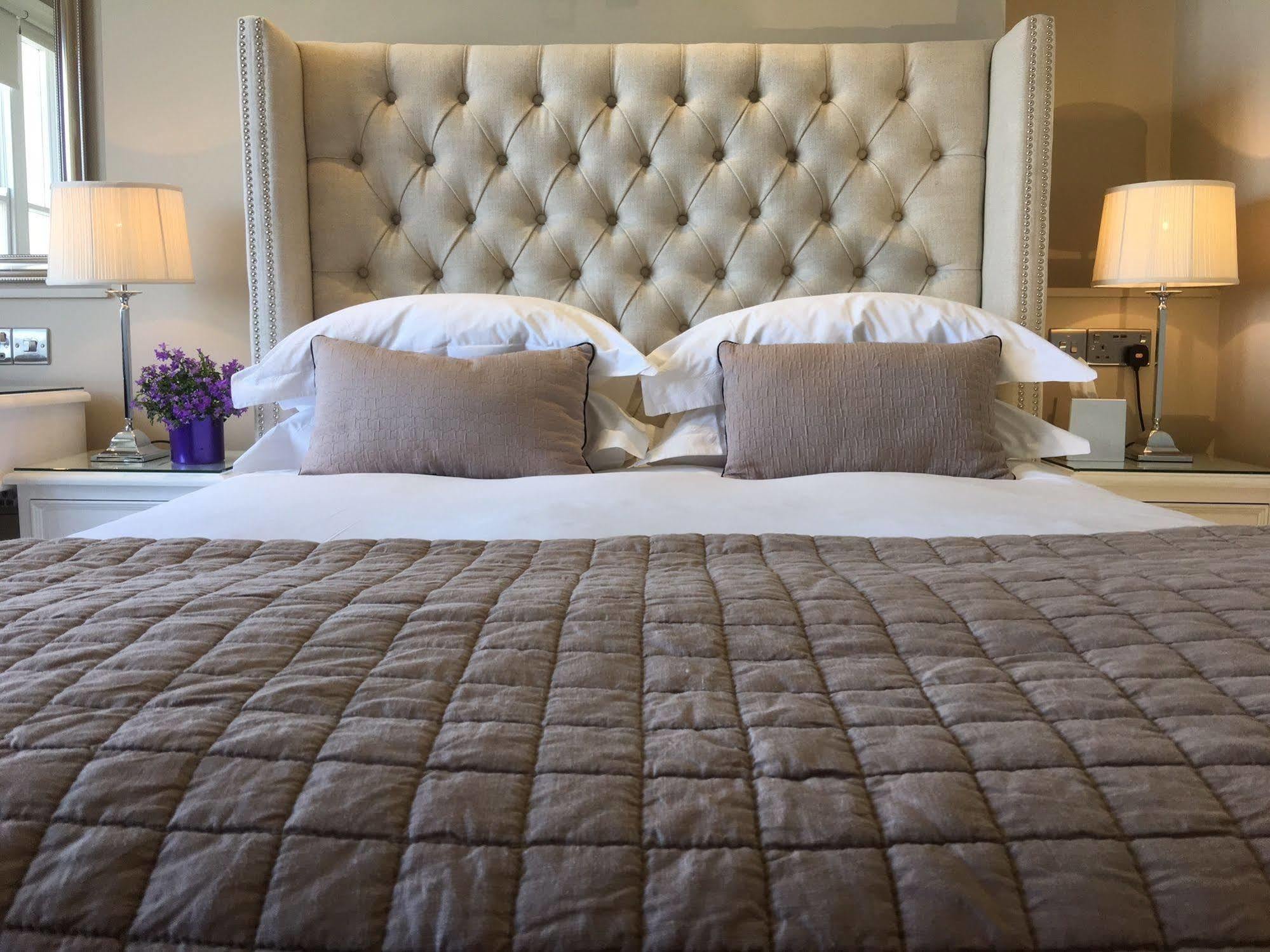อะ รูม วิธ อะ วิว โฮเต็ล Hotel Brighton ภายนอก รูปภาพ A bed with a tufted headboard