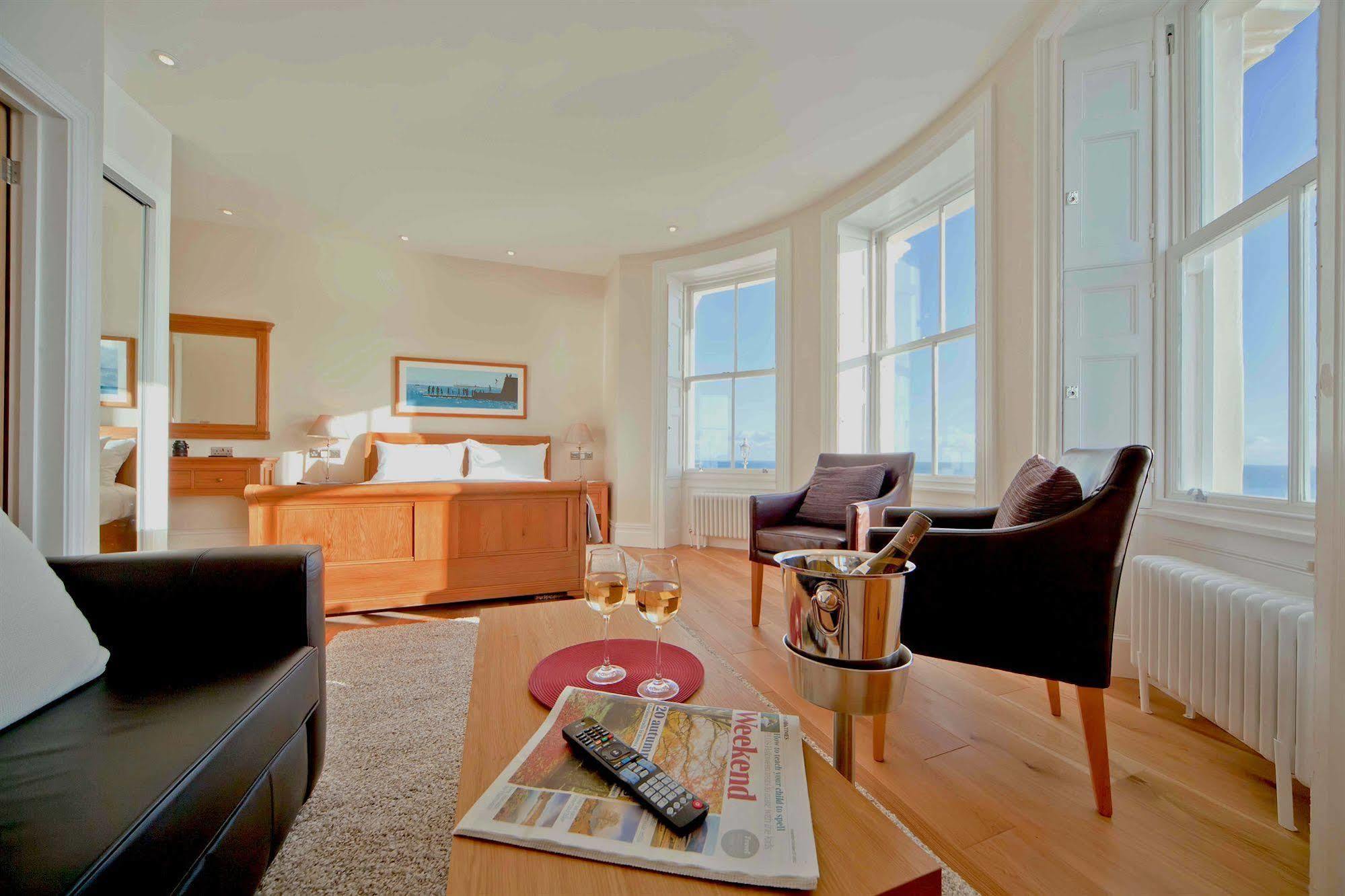 อะ รูม วิธ อะ วิว โฮเต็ล Hotel Brighton ภายนอก รูปภาพ The interior of a suite at the hotel