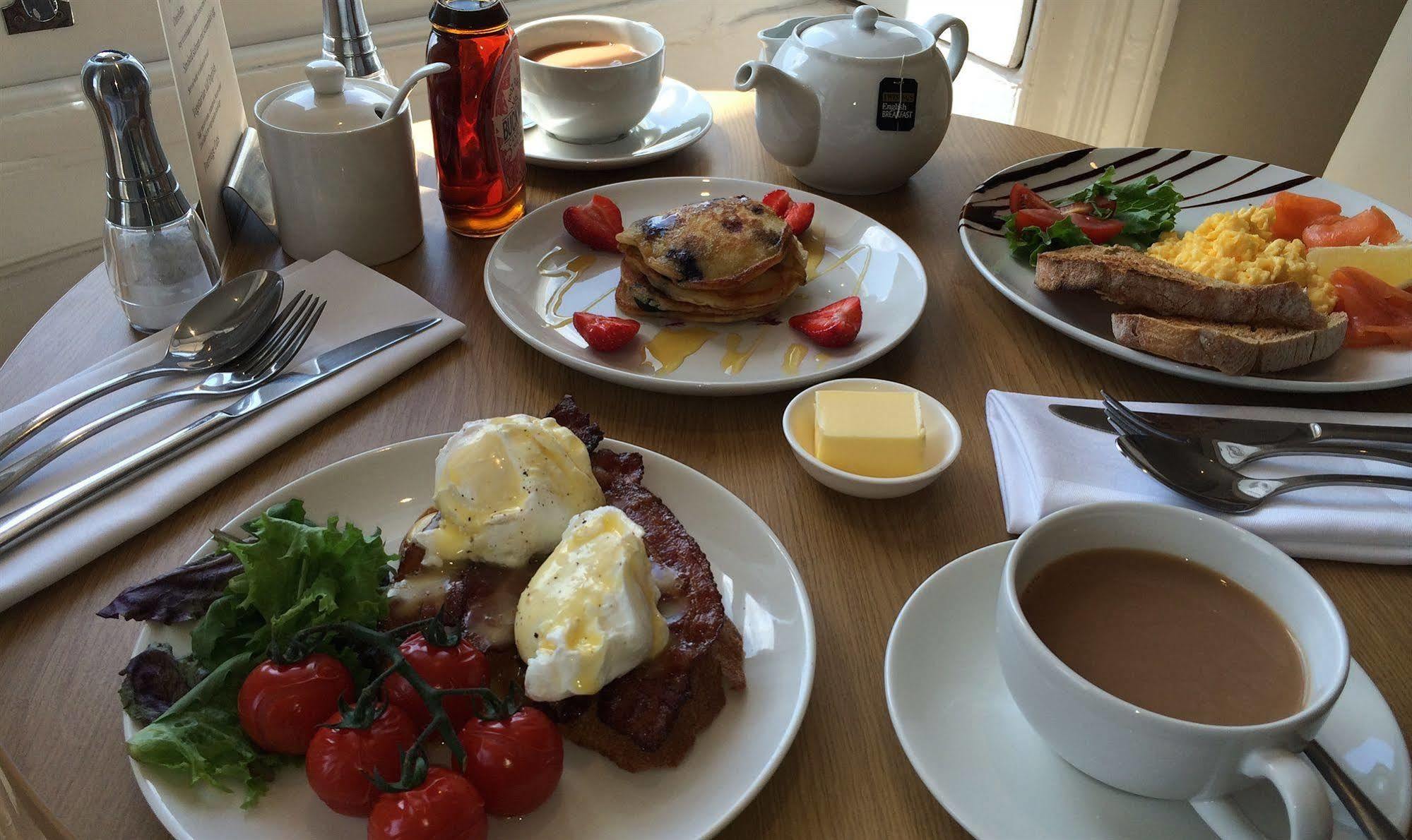 อะ รูม วิธ อะ วิว โฮเต็ล Hotel Brighton ภายนอก รูปภาพ Breakfast at the hotel