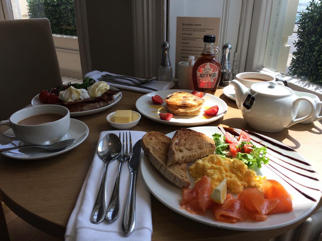 อะ รูม วิธ อะ วิว โฮเต็ล Hotel Brighton ภายนอก รูปภาพ Breakfast at the hotel